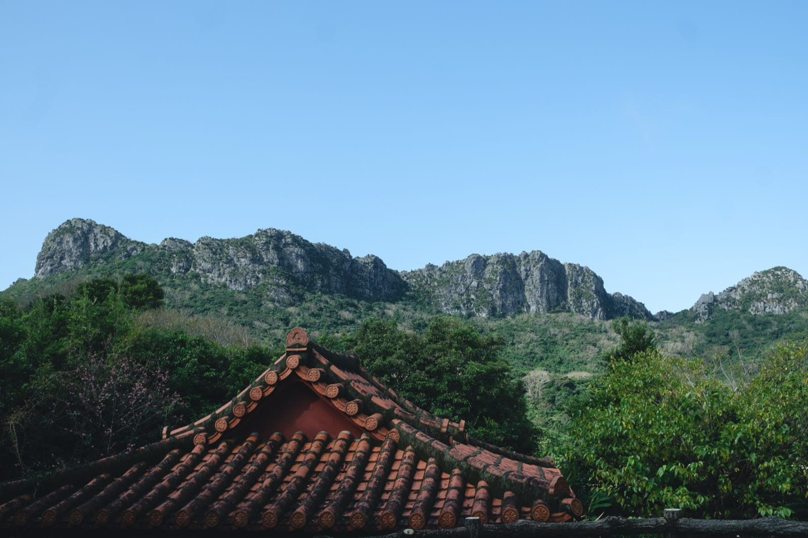 沖縄の赤瓦と山